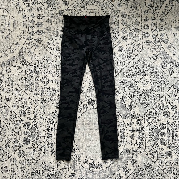 SPANX faux leather camo leggings size small - Picture 6 of 7